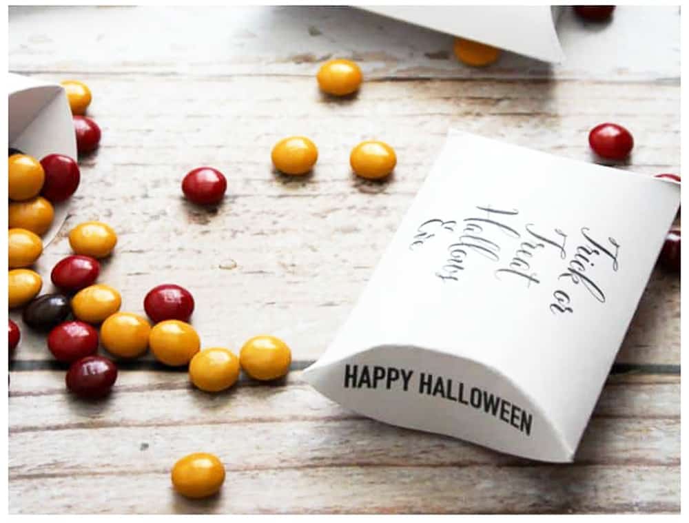 halloween pillow boxes by yellow and red small candies